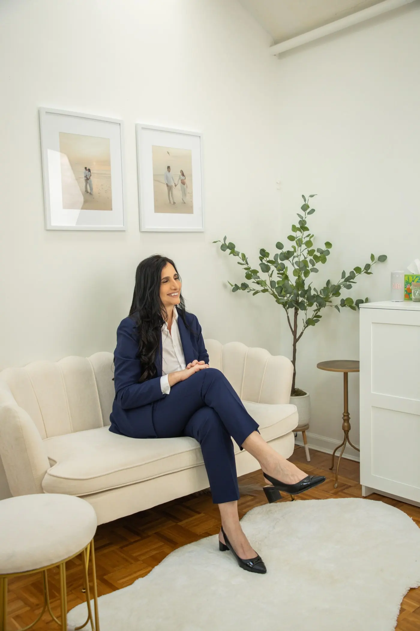 Levany Rogge sentada numa sala clara